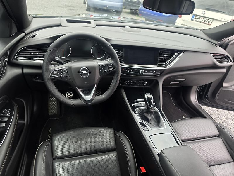 Opel Insignia 2.0 Turbo D full  - fotka 16 z 19