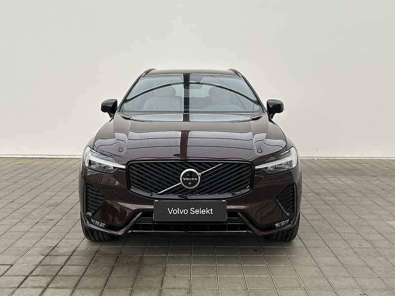 Volvo XC60 2.0 B5 4x4 PLUS DARK - fotka 9 z 30