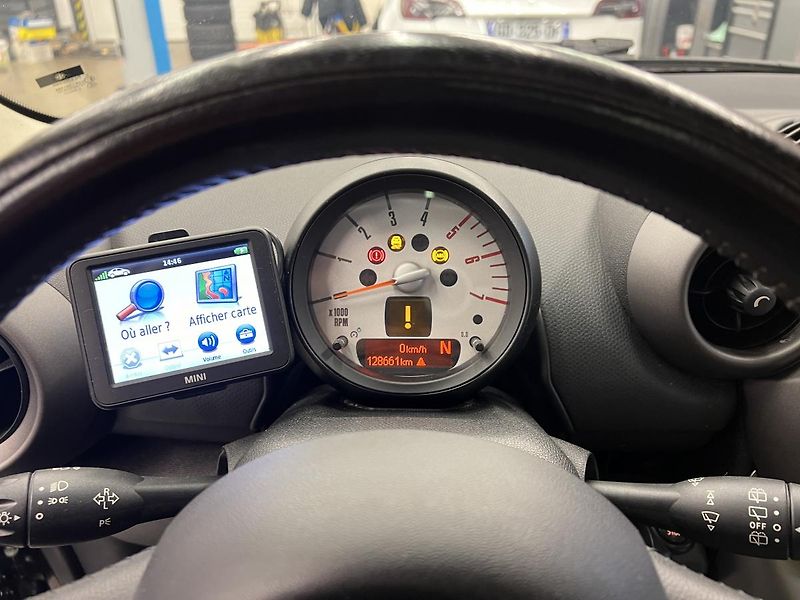 Mini Cooper Countryman 2.0D 82kW - fotka 11 z 16