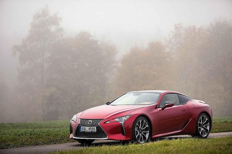 Interiér upraveného Nissanu GT-R.