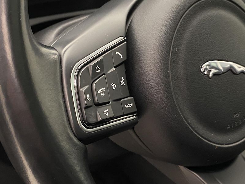 Jaguar F-Pace 25t AWD AUT  - fotka 19 z 38