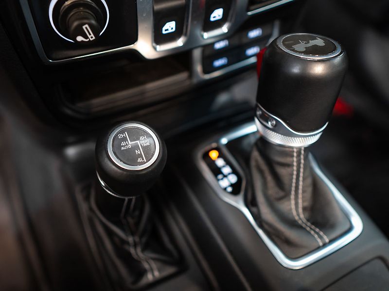 Jeep Wrangler (2021) 2.0 Sahara Overland - fotka 26 z 36