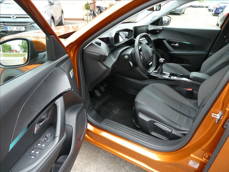 Peugeot 2008 1,2 PureTech 74kW Allure,závěs - fotka 15 z 45