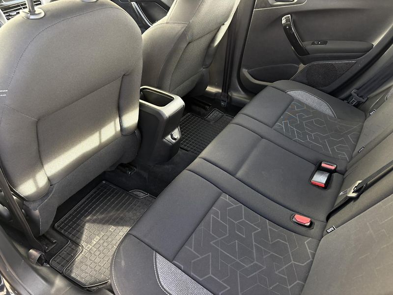 Peugeot 2008 1.2 PureTech 110k ACTIVE - fotka 11 z 19