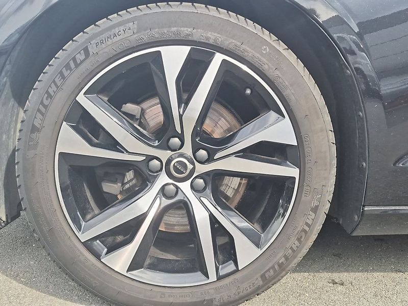 Volvo V60 B4 benzin Plus Dark DCT - fotka 23 z 26
