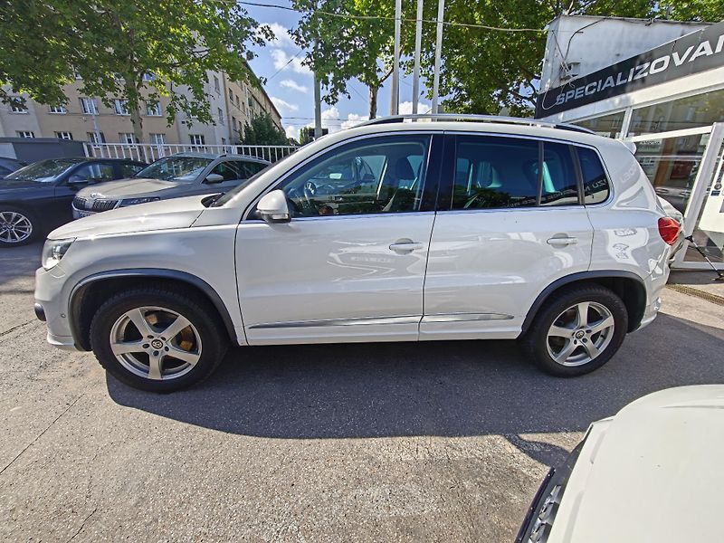 Volkswagen Tiguan 2,0 TDi R-Line  - fotka 9 z 21
