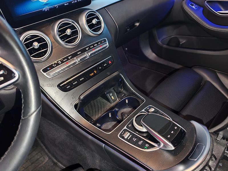 Mercedes-Benz Třídy C 220 d Avantgarde kombi - fotka 27 z 31