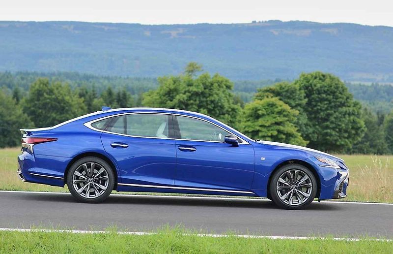 Lexus LS 500.
