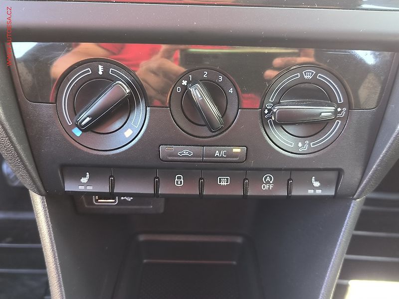Škoda Rapid (2018) 1.0 TSI, ČR, AC, výhřev sed - fotka 14 z 16