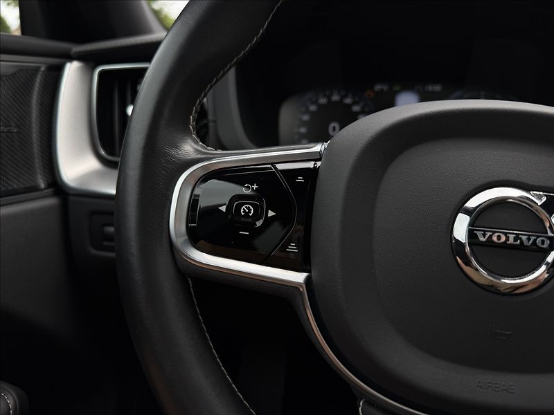 Volvo XC60 B4 2.0d 4X4 R-Design - fotka 15 z 29