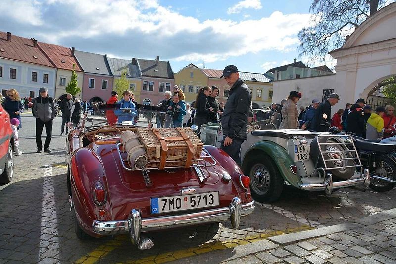Automobiloví a motocykloví veteráni se vydali v neděli na tradiční jízdu Ze zámku na hrad. Start byl na Horním náměstí v Přerově, kde si lidé užili bohatý program.