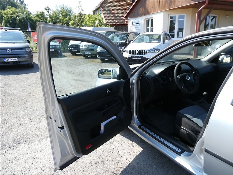 Volkswagen Golf 1,9 TDi 74kW EDITION - fotka 11 z 30