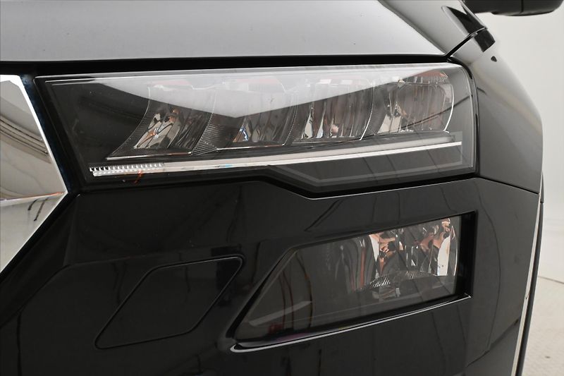 Škoda Karoq 2,0 TDI 110 kW VIRTUAL Kamera - fotka 28 z 30
