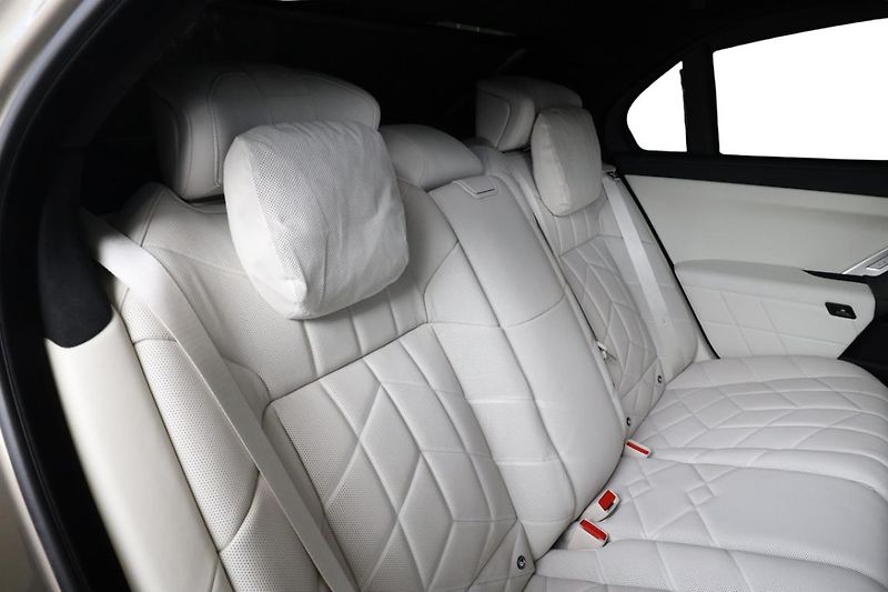 BMW Řada 7 740d xDrive - fotka 9 z 42