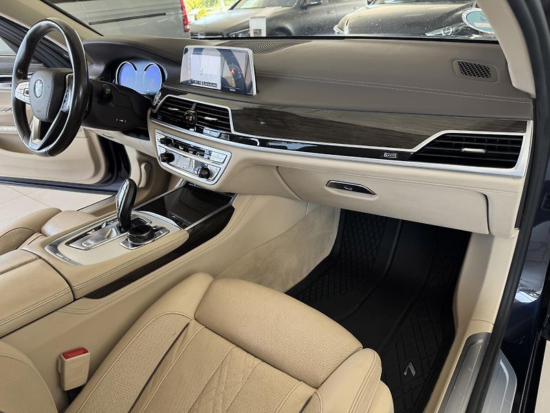 BMW Řada 7 750i xDrive*Laser*NočníVidění - fotka 11 z 47
