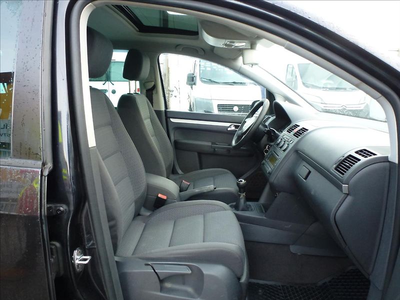 Volkswagen Touran 2,0 TDI 6rychl,TZ,Klima,7míst - fotka 25 z 45