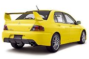 Sluší mu i kanárkově žlutá, ale proti Impreze WRX Sti to má i tak dost těžké.
