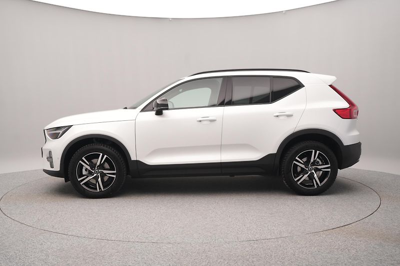 Volvo XC40 (2026) B3 AUT DARK PLUS - fotka 10 z 23