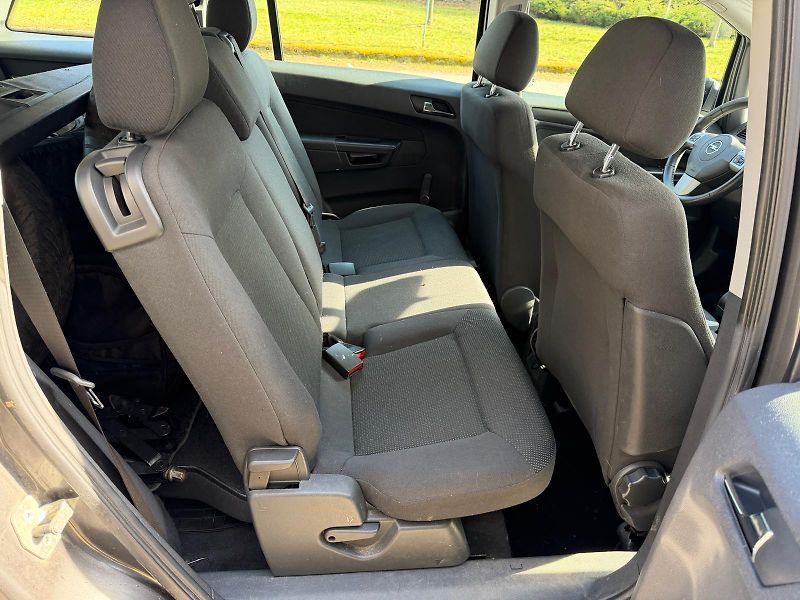 Opel Zafira 1,6 16V 7- místný + pneu  - fotka 16 z 24