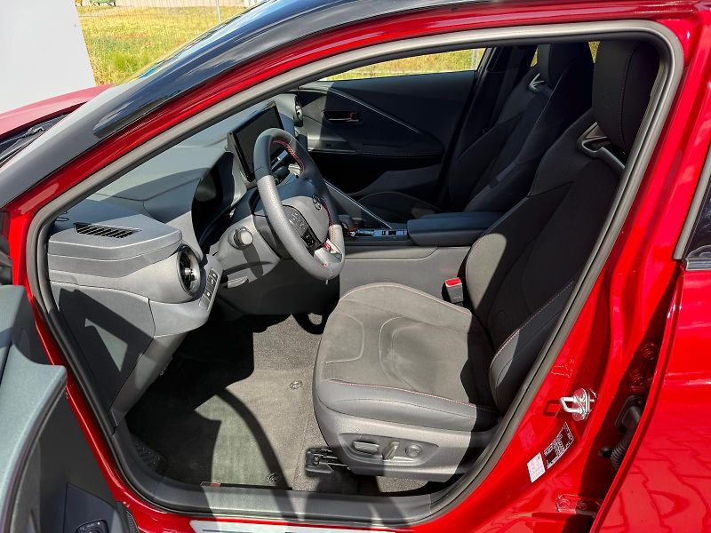 Toyota C-HR 2,0 HEV e-CVT GR Sport - fotka 11 z 30