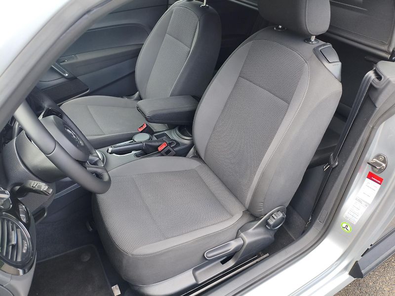 Volkswagen Beetle (2013) 1,2 TSI Cabrio Sport - fotka 13 z 35