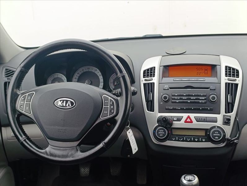 Kia Ceed 1,6 CVVT Aut. klimatizace ČR - fotka 16 z 28