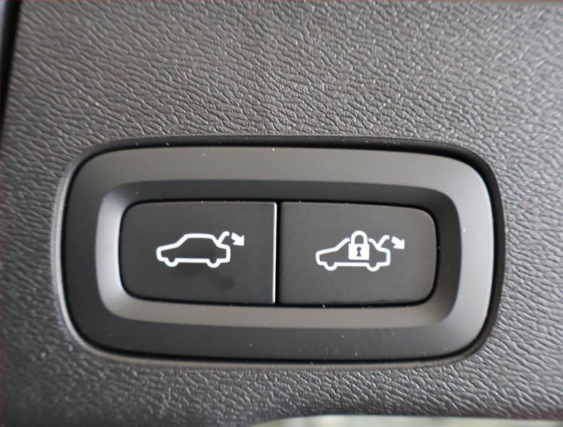 Volvo XC60 (2023) B4 AWD - fotka 26 z 32