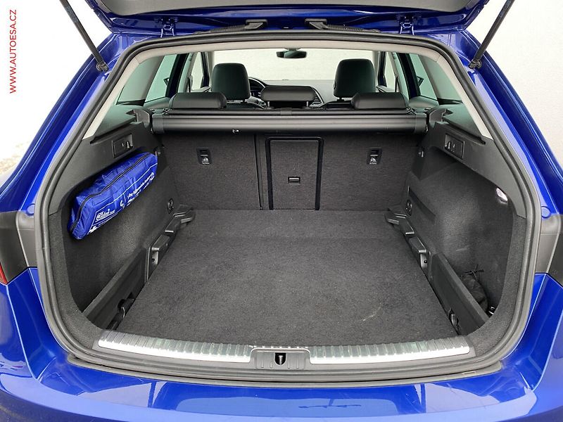 Seat Leon (2019) 1.6 TDi, Style, DSG, LED, ALU - fotka 7 z 18