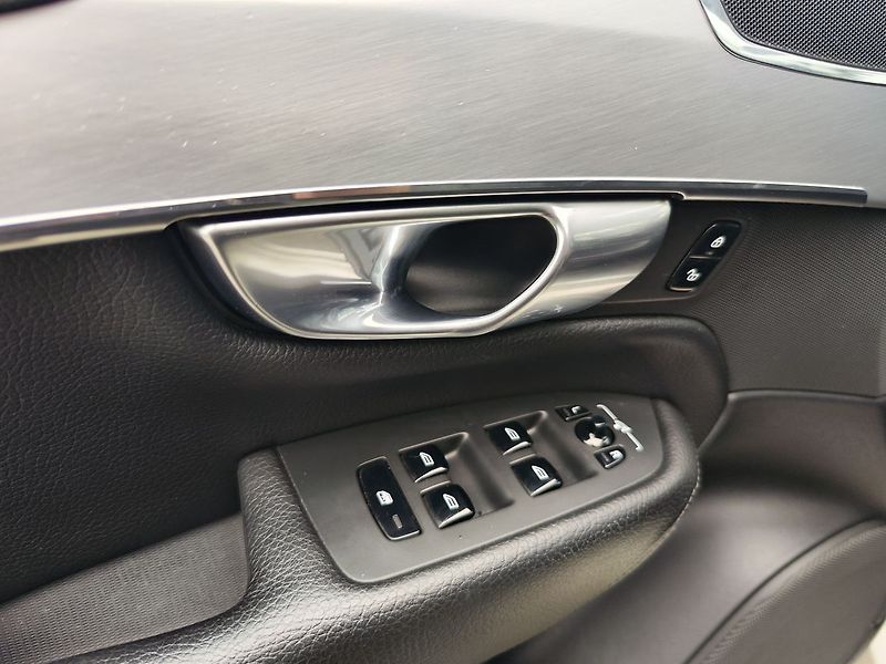 Volvo XC90 2.0 T6/235kW Momentum AWD ČR - fotka 33 z 35