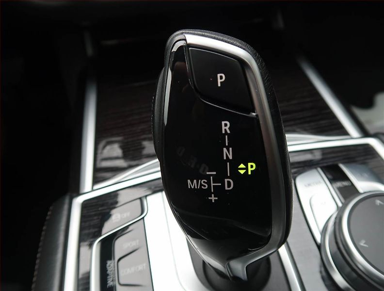 BMW Řada 7 (2019) 730 Ld xDrive - fotka 12 z 14