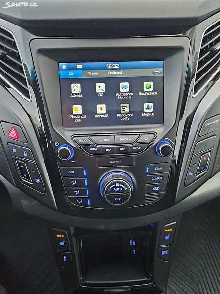 Hyundai i40 100kW VÝHŘEV KAMER DPH - fotka 35 z 44
