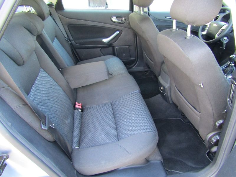 Ford Mondeo (2008) 2.0 TDCi GHIA 1.MAJITEL - fotka 26 z 43