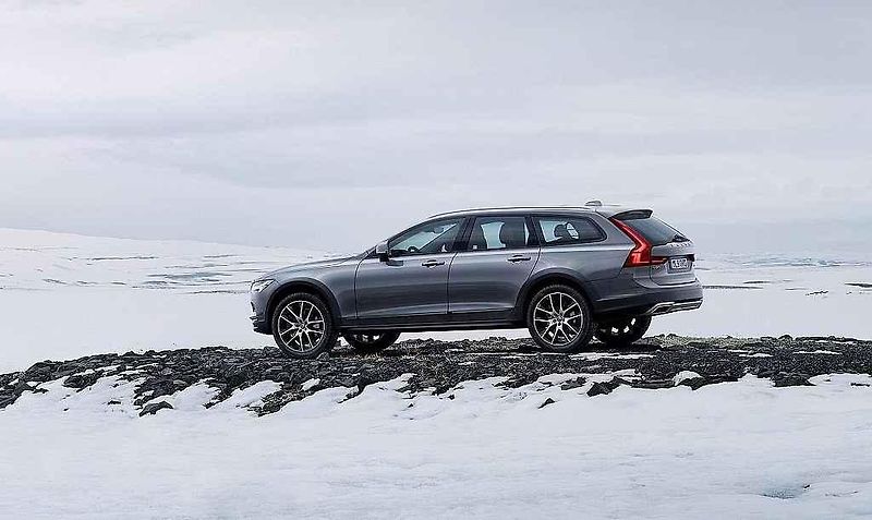 Volvo V90 Cross Country.