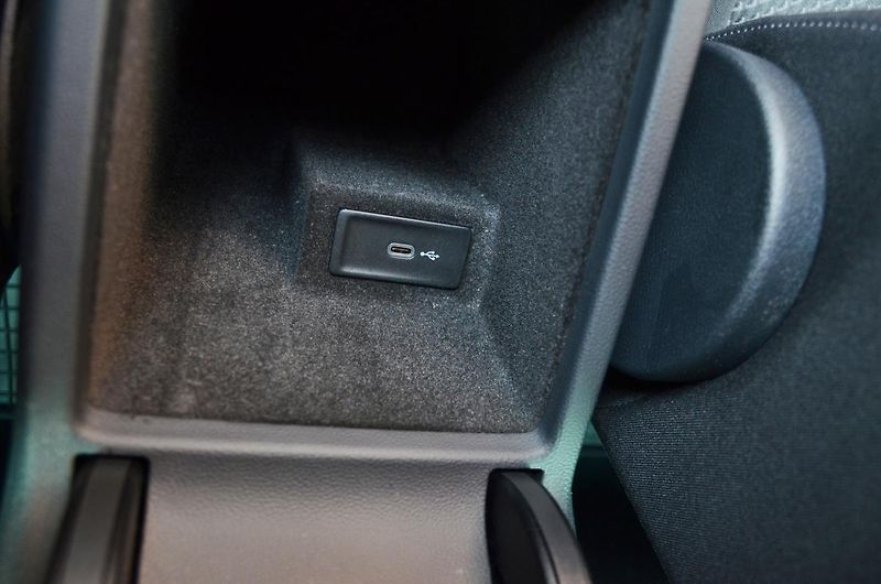 Volkswagen Passat (2021) 2.0 TDi DSG / LED / 74.300km  - fotka 33 z 35