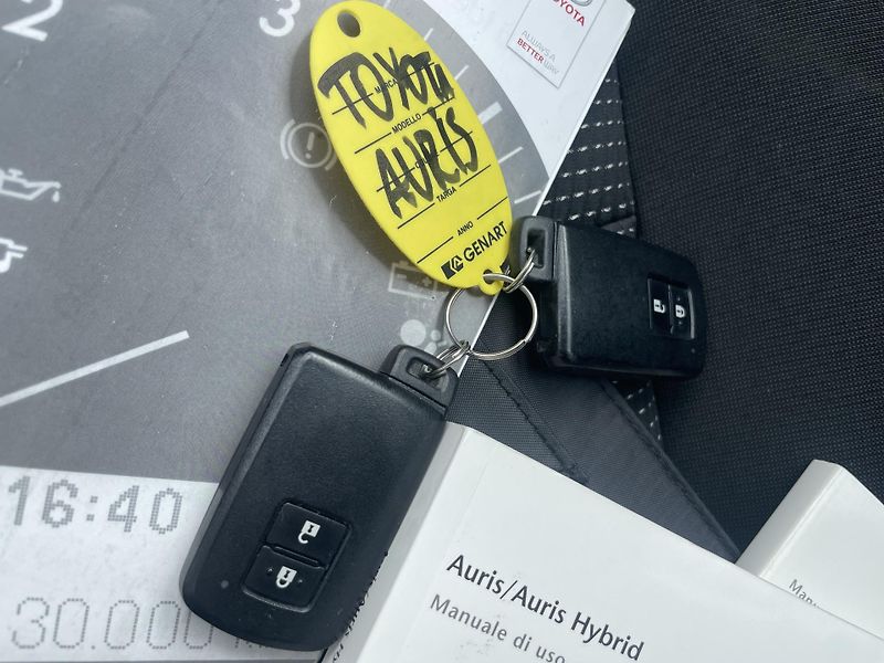 Toyota Auris 1.8i 16v HYBRID AUT SERVIS TOP - fotka 172 z 172