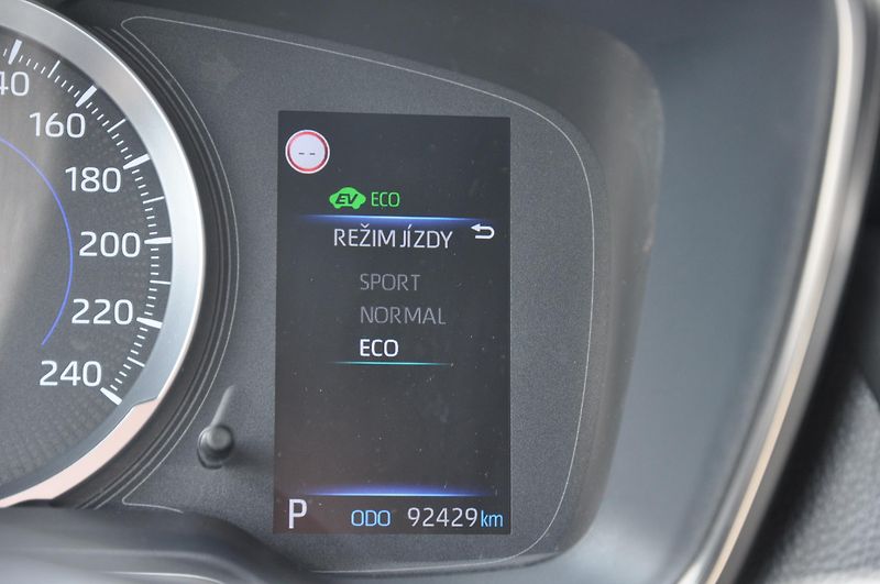 Toyota Corolla 2.0 Hybrid 112kW KOMBI - fotka 15 z 17