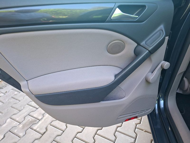Volkswagen Golf (2009) 2.0TDI 103kW 4MOT -TAŽ.ZAŘ. - fotka 31 z 44