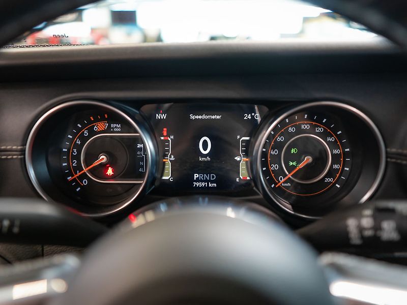 Jeep Wrangler (2021) 2.0 Sahara Overland - fotka 21 z 36