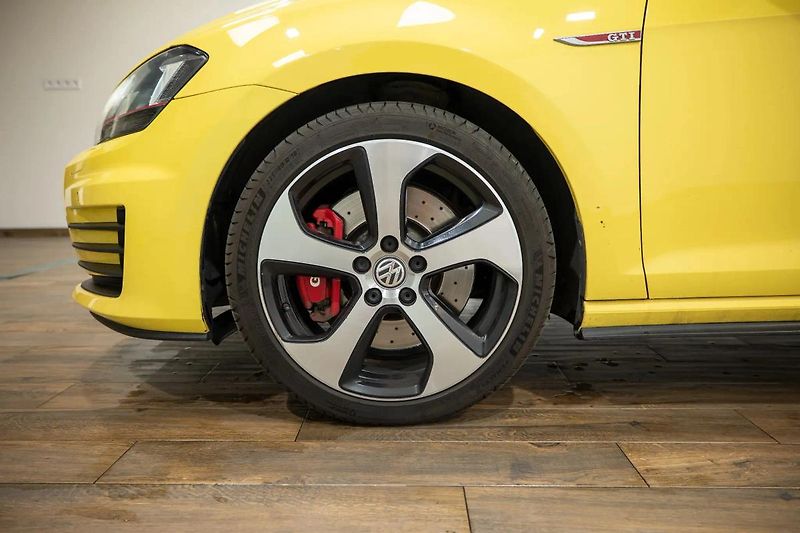 Volkswagen Golf GTI Performance 2.0 169 kW - fotka 32 z 36