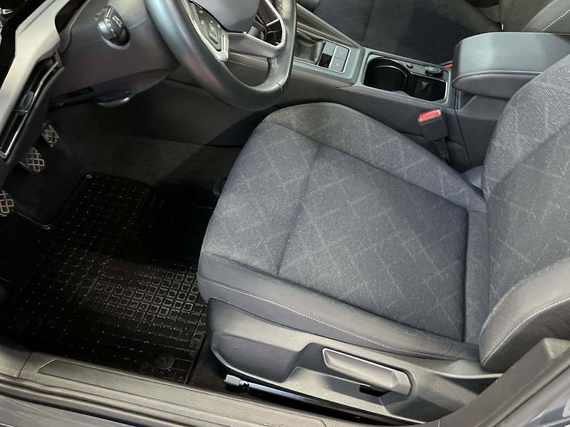 Volkswagen Golf (2023) 1.5 TSI Life - fotka 15 z 20