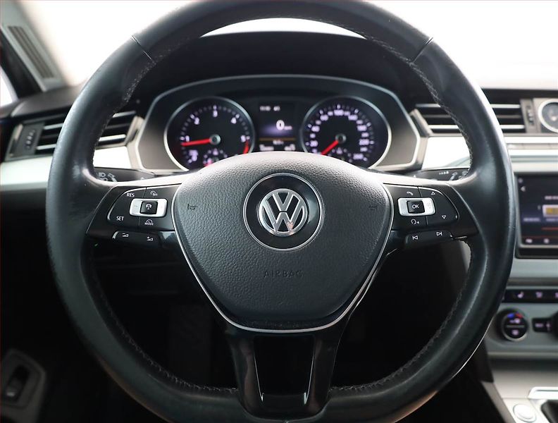 Volkswagen Passat (2016) 2.0 TDI, Navi, Tempomat - fotka 8 z 18