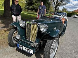 Jízda historických vozidel po Pašeráckých stezkách v obci Rybník.