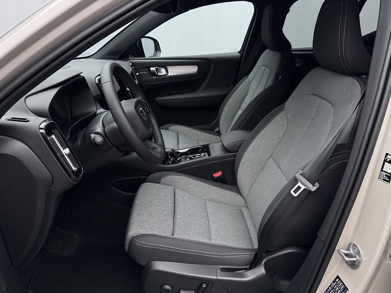 Volvo XC40 (2026) B3 AUT DARK PLUS - fotka 3 z 24