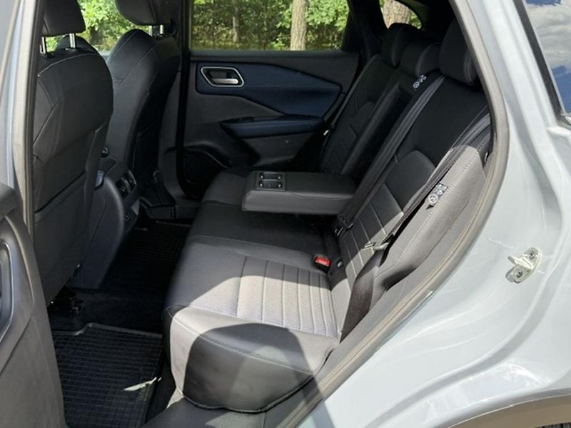Nissan Qashqai 1.3 DIG-T 116kw Automat - fotka 24 z 43