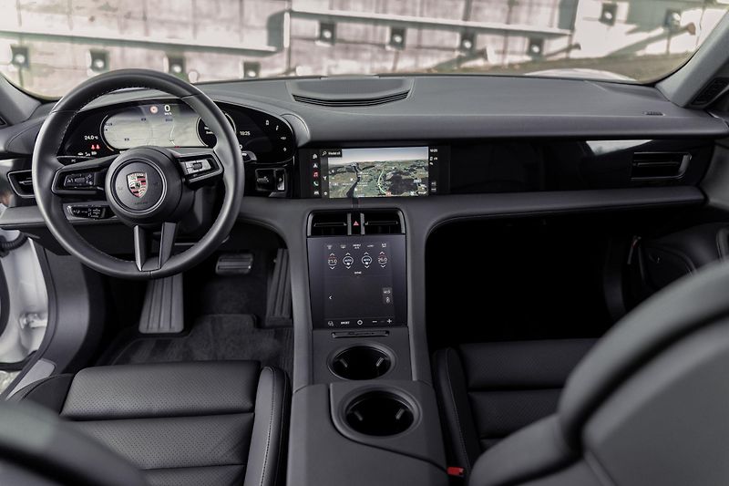 Porsche Taycan (2023) 4S - 5000 KM - VZDUCH, BOSE - fotka 34 z 39