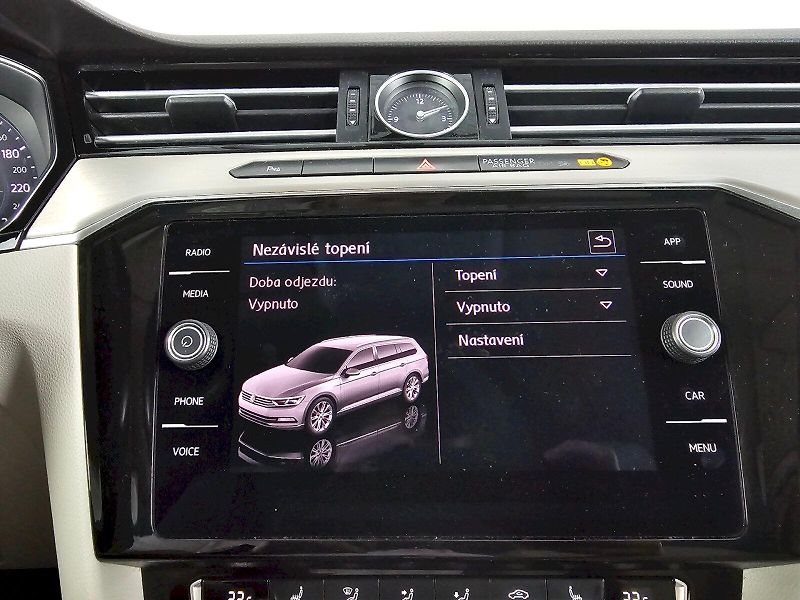 Volkswagen Passat (2018) 2.0TDI 140kW DSG R-line DSG 4x - fotka 17 z 35