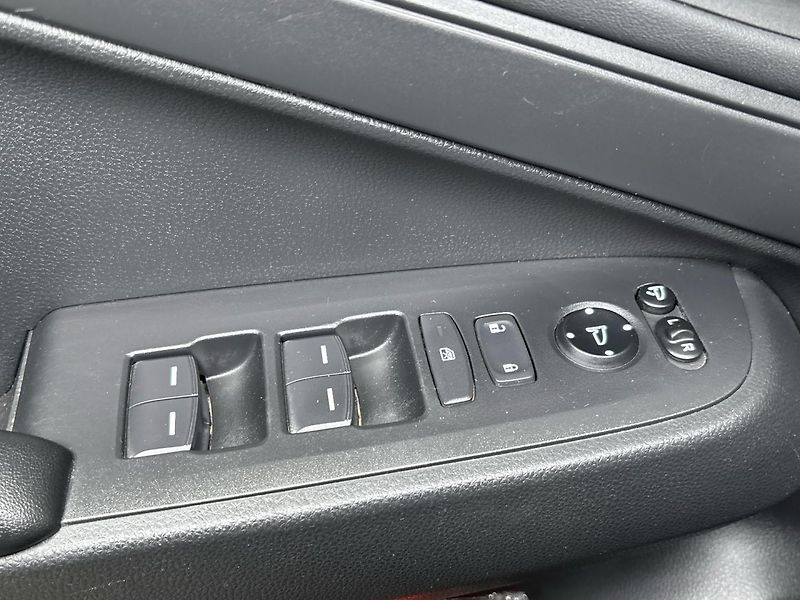 Honda HR-V Elegance e-CVT - fotka 21 z 26