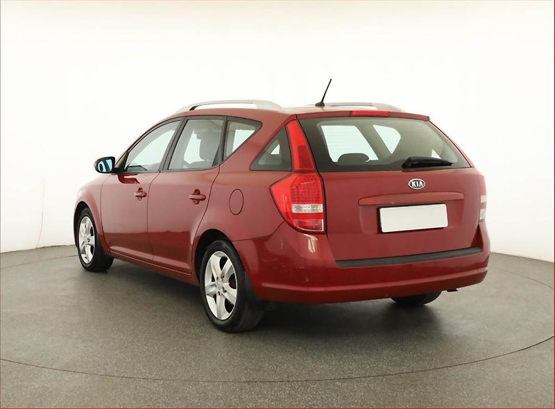 Kia Ceed (2011) 1.6 CRDi, Serv.kniha - fotka 4 z 15