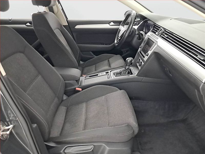 Volkswagen Passat (2016) 2.0 TDI, Automat, Navi - fotka 9 z 22