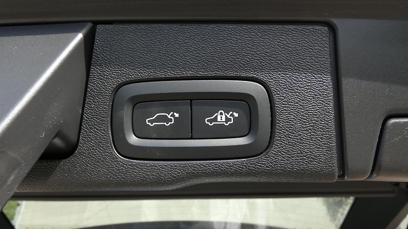 Volvo XC60 B4 AWD Plus Bright Auto - fotka 21 z 23